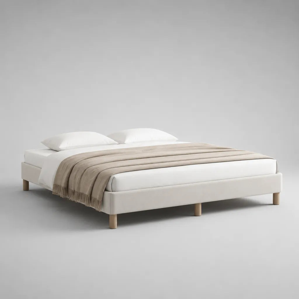 Polsterbett ohne Kopfteil 160 × 200 cm, Gesamtmaß 208 × 168 × 35 cm, Polyesterbezug und Holzfüße, Cremeweiß