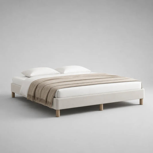 Polsterbett ohne Kopfteil 160 × 200 cm, Gesamtmaß 208 × 168 × 35 cm, Polyesterbezug und Holzfüße, Cremeweiß