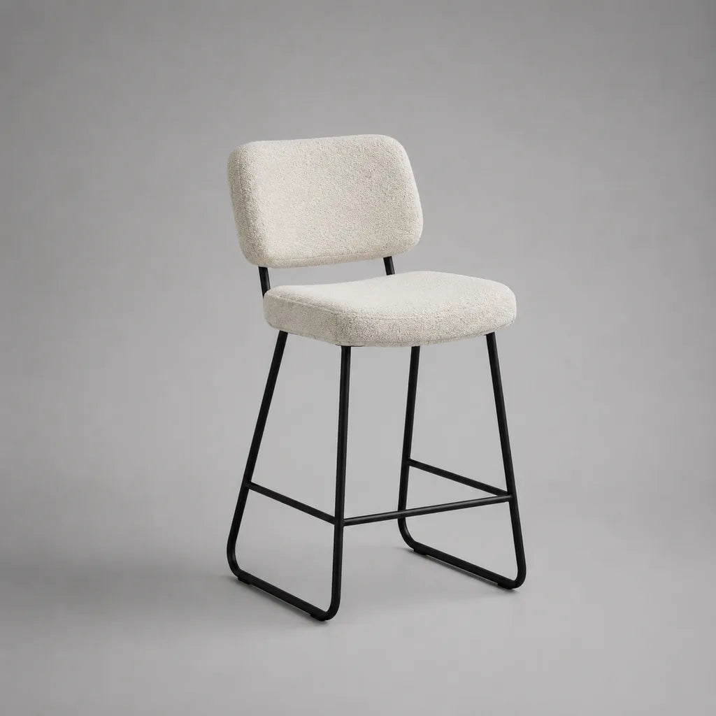 Barhocker mit Rückenlehne, Polyester-Bouclé und Stahlgestell, Cremeweiß/Schwarz, 48 × 52 × 94 cm, Sitzhöhe 66 cm
