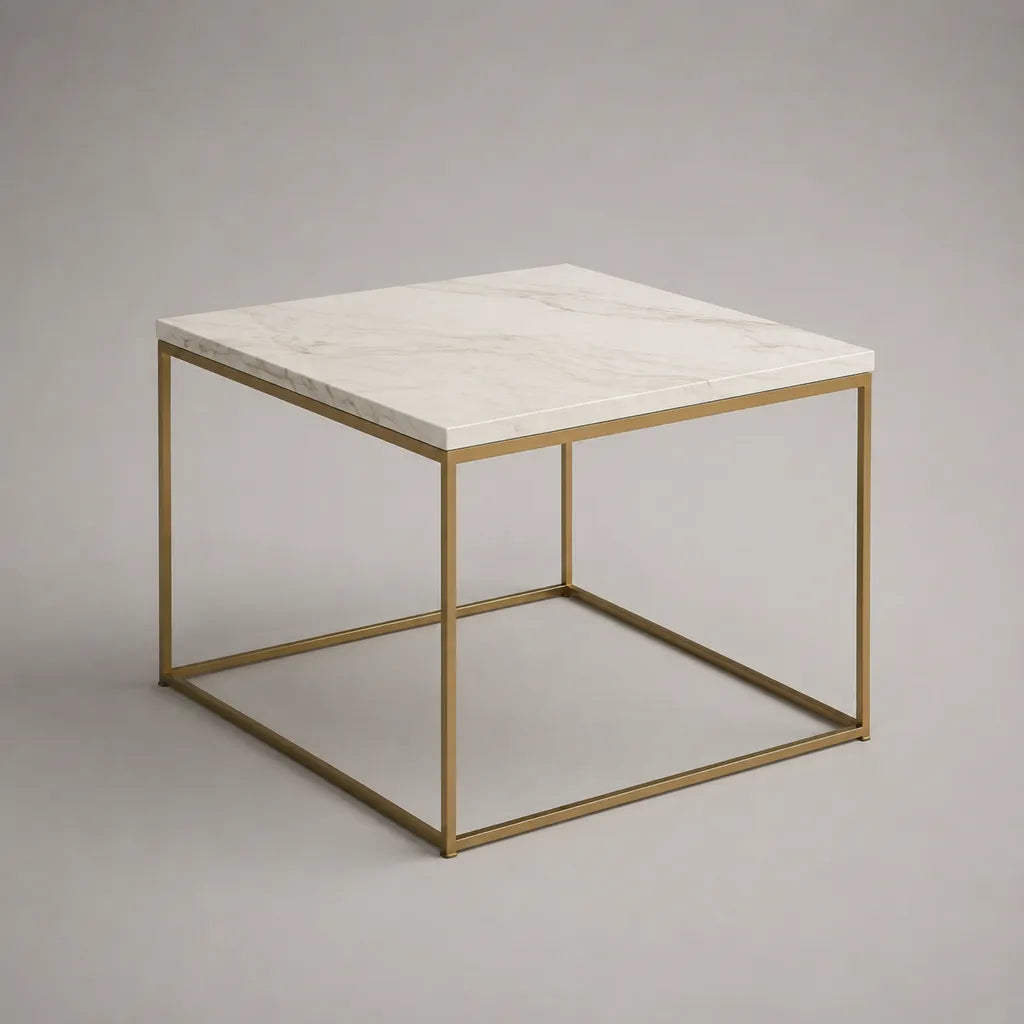 Quadratischer Couchtisch aus MDF in Marmoroptik mit Stahlgestell, Weiß/Gold, 70 × 70 × 45 cm