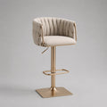 Höhenverstellbarer Barhocker aus Polyestersamt und Stahl, Beige/Goldfarben, 360° drehbar, mit Armlehnen und quadratischem Standfuß, 56 × 52 × 87–108 cm